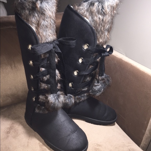 Black lace up boots with fur! Ugg -like - Picture 2 of 5